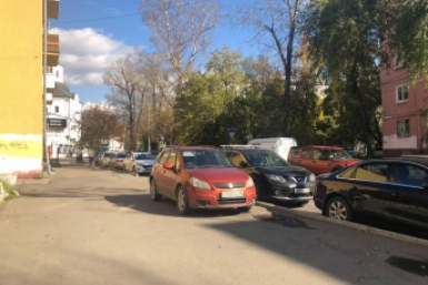 Парковка на тротуаре на улице Горькова ИА IrkutskMedia