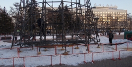 Главную городскую елку начали устанавливать в Иркутске РИА Irkutskmedia