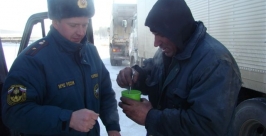 Первым делом пожарные напоили водителя сломавшегося тяжеловоза горячим кофе Пресс-служба ГУ МЧС по Иркутской области