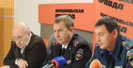 Начальник полиции УМВД России по Иркутску Андрей Жбанов (в центре) Тимур Балашов