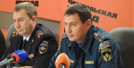 Начальник отдела надзорной деятельности по Иркутску УНД ГУ МЧС региона Андрей Черниговский (справа) Тимур Балашов