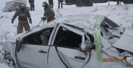 Автомобиль упал с моста в реку в Тулуне: погибло два человека Пресс-служба ГУ МЧС по Иркутской области