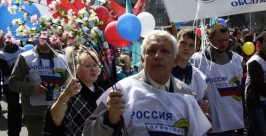 После митинга демонстранты приняли участие в торжественном шествии до Вечного огня Даниил Малышкин