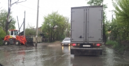 Пешехода и автомобилисты Иркутска возмущены &quotморем&quot после дождей на улице Култукская РИА IrkutskMedia