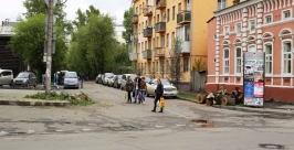 Дерево, рухнувшее на улице Бограда в центре Иркутска, убирают коммунальщики РИА Irkutskmedia