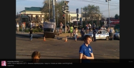 Автомобиль вылетел на тротуар и перевернулся в результате ДТП в Иркутске 19 июня скриншот с сайта &quotТвиттер&quot