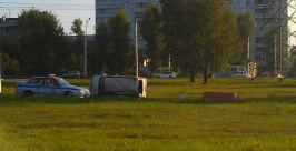 Автомобиль &quotHonda Step Wagon&quot перевернулся на развязке плотины в Иркутске РИА IrkutskMedia