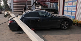 Упавший муляж светофора разбил заднюю часть кузова BMW в Иркутске Пресс-служба ГУ МВД РФ по Иркутской области
