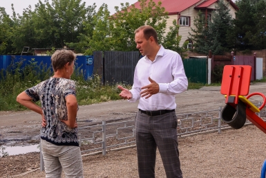 Алексей Кудрявцев беседует с жительницей округа Юлия Ушакова, ИА IrkutskMedia