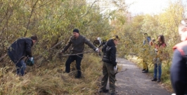 Около 30 человек вышли на уборку дорожки между Университетским и Первомайским в Иркутске Пресс-служба администрации Иркутска