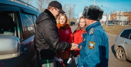 Сотрудники ГИБДД поздравили автомобилистов Иркутска с праздником Пресс-служба ГУ МВД по Иркутской области