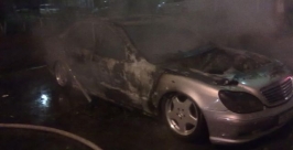 Автомобиль Mercedes-Benz сгорел во дворе жилого дома на улице Алмазной в Иркутске Пресс-служба ГУ МЧС по Иркутской области