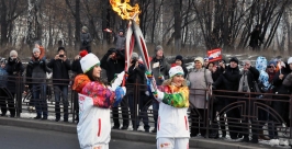 Встречающие Олимпийский огонь и факелоносцы Мария Оленникова, РИА IrkutskMedia