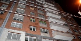 Пьяный молодой человек пытался спрыгнуть с 12-го этажа в Иркутске Пресс-служба ГУ МВД по Иркутской области