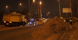 Снегоуборочные работы мешали транспорту на дороге в Первомайском в Иркутске Владислав Костин, РИА IrkutskMedia