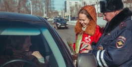 Женщинам-водителям дарили цветы нспекторы ГИБДД Иркутска  Пресс-служба ГУ МВД по Иркутской области