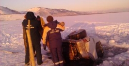Под лед провалился микроавтобус на Байкале в Иркутской области Пресс-служба ГУ МЧС по Иркутской области