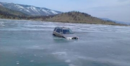 Под лед Байкала провалились четыре автомобиля в Иркутской области в выходные  пресс-служба ГУ МЧС России по Иркутской области