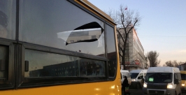 Едва не поранился об осколки оконного стекла пассажир автобуса №24 в Иркутске Владислав Костин, РИА IrkutskMedia