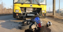 Мотоциклист столкнулся со служебным автобусом АНХК в Ангарске Иркутской области  Фото Дмитрия Авраменко