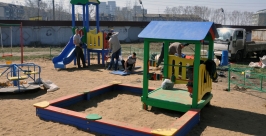 Установка детских площадок возобновилась в Иркутске Мария Оленникова, РИА IrkutskMedia