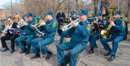 Музыкой в исполнении оркестра пожарной охраны наслаждались жители Иркутска Предоставлено пресс-службой ГУ МЧС по Иркутской области