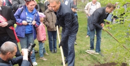 &quotЧастичку будущего&quot посадили во дворе школы №40 в Иркутске Мария Селезнева, IrkutskMedia