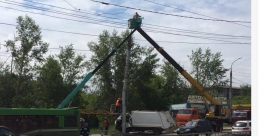 Мусоровоз повредил троллейбусную опору на улице Маршала Конева в Иркутске  Скриншот с личной страницы Максима Романова соцсети www.facebook.com