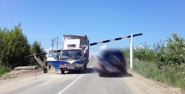 Габаритные ворота снес водитель ISUZU на спуске с ж/д переезда под Иркутском Народный корреспондент Евгений Толстиков