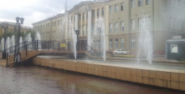 Порывы ветра сдувают воду за чащу фонтана РИА IrkutskMedia