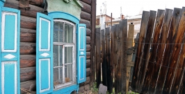 Жители этого дома жалуются, что их не предупредили о начале стройки и "лишили выхода" к боковым окнам Мария Оленникова, IrkutskMedia