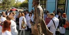Памятник доктору Айболиту открыли в Иркутске  Мария Оленникова, IrkutskMedia