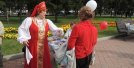 Сотни жителей Иркутска танцуют в сквере Кирова сегодня, 6 сентября  Тимур Балашов, РИА IrkutskMedia