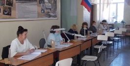 От &quotагитки&quot в окне своего участка &quotоткрещивается&quot председатель УИК №695 в Иркутске Балашов Тимур