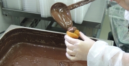 Трюфеля заполняют начинкой Мария Селезнева, IrkutskMedia