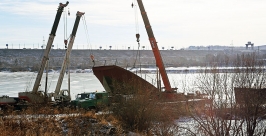 Спуск части парома на воду Мария Оленникова, IrkutskMedia