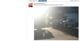 Автобус №80к столкнулся с полицейским автомобилем на улице Советской в Иркутске Скриншот со страницы группы &quotПодслушано Иркутск&quot соцсети &quotВконтакте&quot