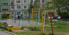 Угрозу для жителей представляет состояние фасада дома №256 по улице Баумана в Иркутске Федосеева Лилия, AmurMedia