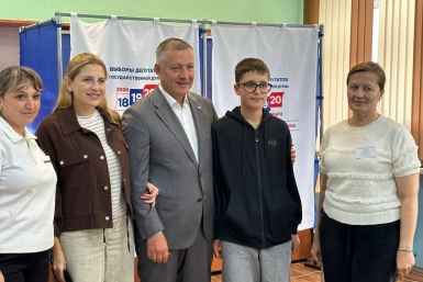 Губернатор Игорь Кобзев проголосовал на выборах вместе с семьей Юлия Ушакова, ИА IrkutskMedia