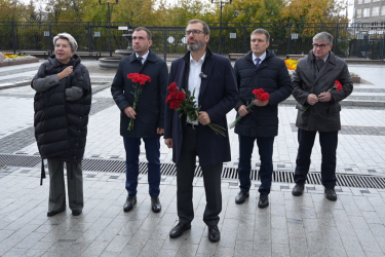 В Иркутском диагностическом центре появился барельеф Игоря Ушакова Мария Иванова