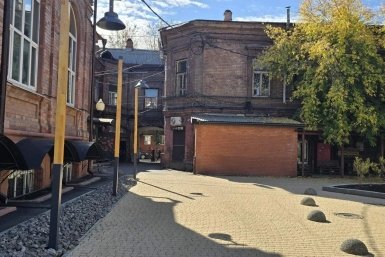 Благодаря ЕР благоустроен дворик возле Культурного центра Александра Вампилова в Иркутске Пресс-служба ИРО ЕР