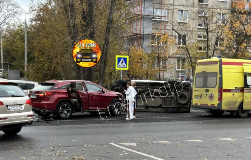 Автомобиль перевернулся в результате ДТП на перекрестке в Иркутске
