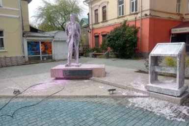Памятники моют в Иркутске Пресс-служба администрации Иркутска