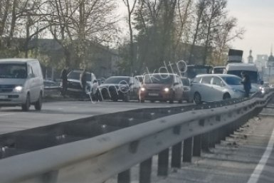 Четыре машины столкнулись на улице Сурнова в Иркутске тг-канал (18+) &quotДТП 38RUS&quot