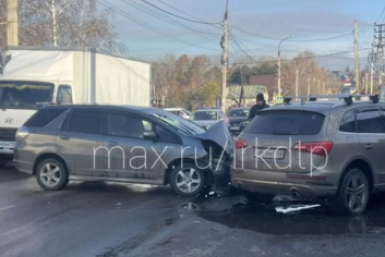 Audi Q7 и Honda Shuttle столкнулись на Ушаковской в Иркутске ДТП 38RUS (12+)