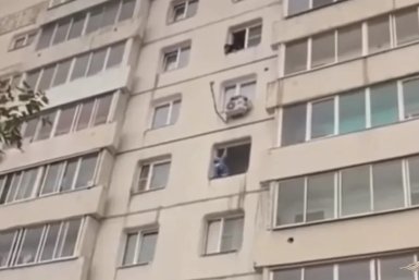 В Иркутске подполковник полиции спас выпавшую из окна на кондиционер девушку ГУ МВД России по региону