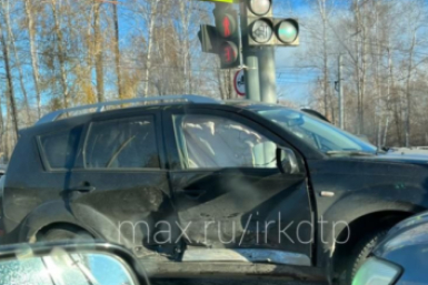 Две иномарки жёстко столкнулись под светофором на улице Безбокова в Иркутске Группа ДТП38 в мессенджере МАХ (12+)