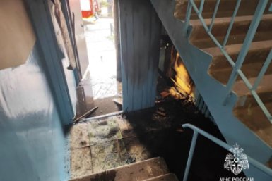 Искра от болгарки привела к пожару в подъезде жилого дома в Братске ГУ МЧС России по региону