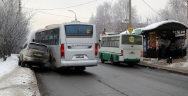 Автобус и иномарка столкнулись утром в Иркутске  Мария Оленникова, IrkutskMedia