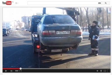 Эвакуатор чуть не &quotпотерял&quot автомобиль на перекрестке в Иркутске Скриншот с видео 